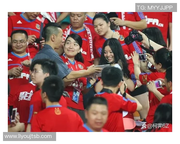 偶遇足球巨星球迷心中的梦想瞬间成真